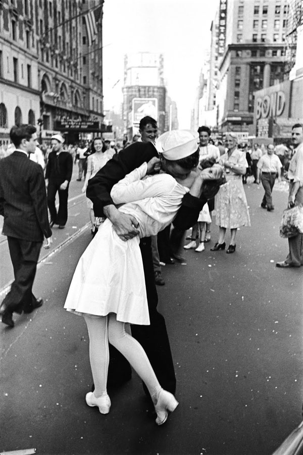 Sailor kissing nurse in Times Square on VJ Day, Alfred Eisenstaedt