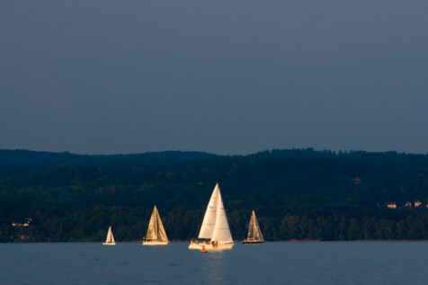 <a class="white" href="https://www.dropbox.com/s/u7d7evb9a3cebsg/afternoon-sailing-hudson.jpg?dl=1">Download High-Resolution Photo</a> Sailboats at dusk free stock photo