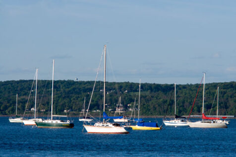 <a class="white" href="https://www.dropbox.com/s/7iapehq3b5arofu/boats-in-hudson.jpg?dl=1">Download High-Resolution Photo</a> Boats in Hudson free stock image