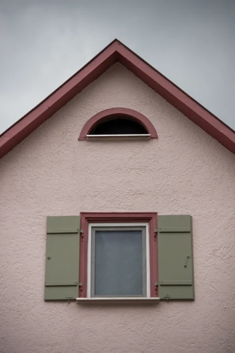 A pink house on a cloudy day in Blaubeuren, Germany, 2023.